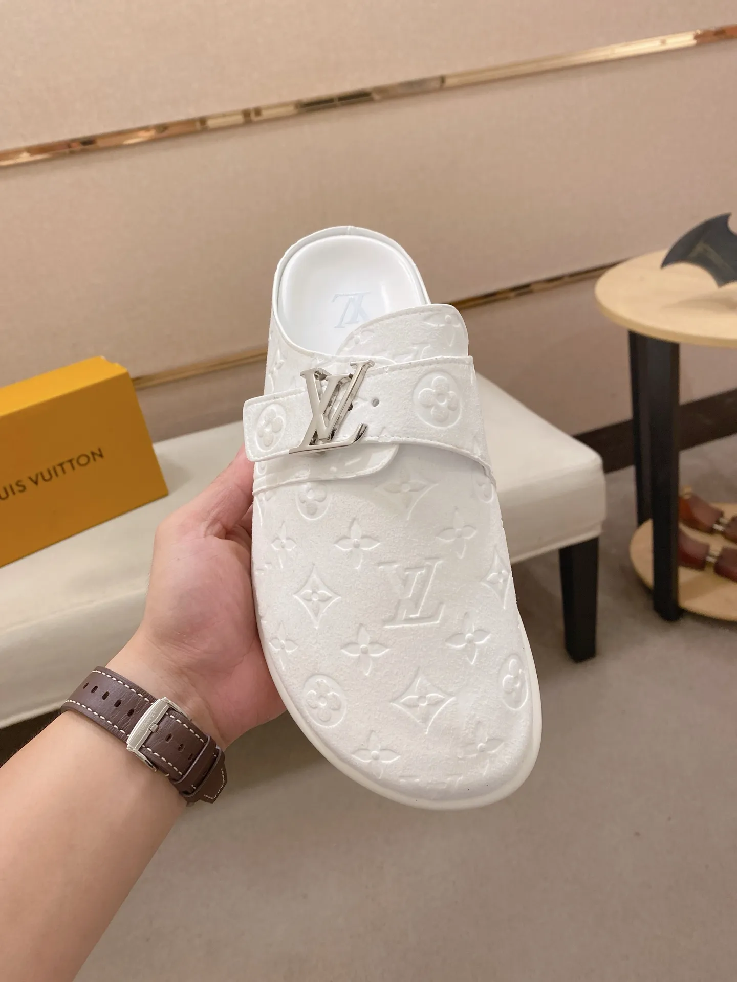 Men's shoes 💰: 360💰LV made 🔍Top purchasing agents, men's spring and summer slippers are available at the same counter. The uppers are made of Italian imported denim with logo graphics and high-quality craftsmanship. The soles are original soles specially provided by the original factory. The exclusive movable molded soles are super comfortable. Original factory follow-up products. 🔍🔍High quality. You can enter and exit the counter at will. Welcome to compare. The code number is 38-44.